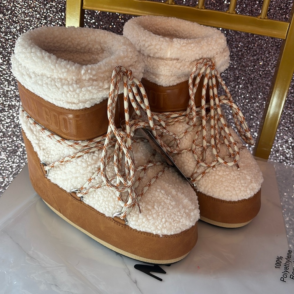 Sherpa moon boots